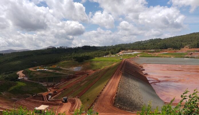 Minas Gerais lidera os riscos de barragens de mineração no Brasil com 319 estruturas, colocando em perigo a segurança hídrica da Região Metropolitana de Belo Horizonte e outras áreas do estado