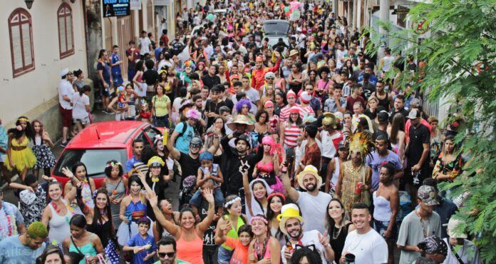carnaval Ecad acusa as prefeituras de Ouro Preto e Mariana, em Minas Gerais, de uma dívida de R$ 3 milhões em direitos autorais de músicas tocadas durante o Carnaval e ameaça processar os municípios