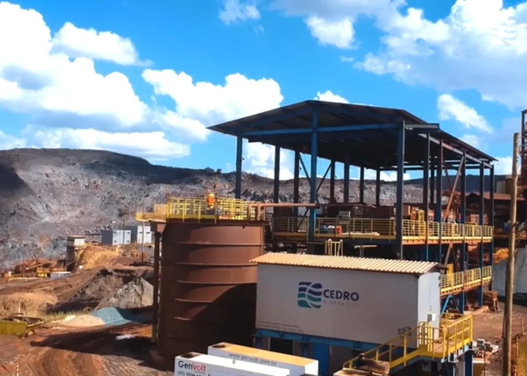 Cedro Mineração investe US$ 640 milhões em expansão de mina em Mariana, com foco na produção sustentável de minério de ferro e redução de emissões de CO₂. Até 2028, capacidade de produção deve crescer para 9 milhões de toneladas