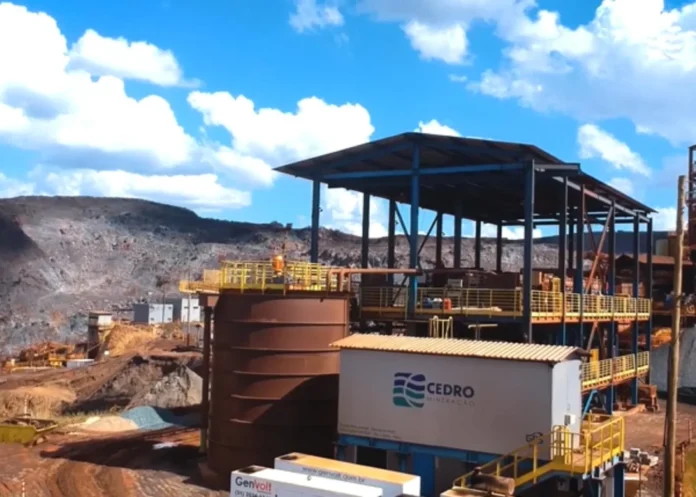 Cedro Mineração investe US$ 640 milhões em expansão de mina em Mariana, com foco na produção sustentável de minério de ferro e redução de emissões de CO₂. Até 2028, capacidade de produção deve crescer para 9 milhões de toneladas