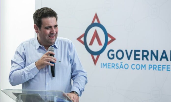 ex-prefeito de Coronel Fabriciano, Marcos Vinícius O TRE-MG condena ex-prefeito e atual prefeito de Coronel Fabriciano por irregularidades eleitorais, com multa de R$ 31.923 para cada um. A decisão impacta o cenário político local.