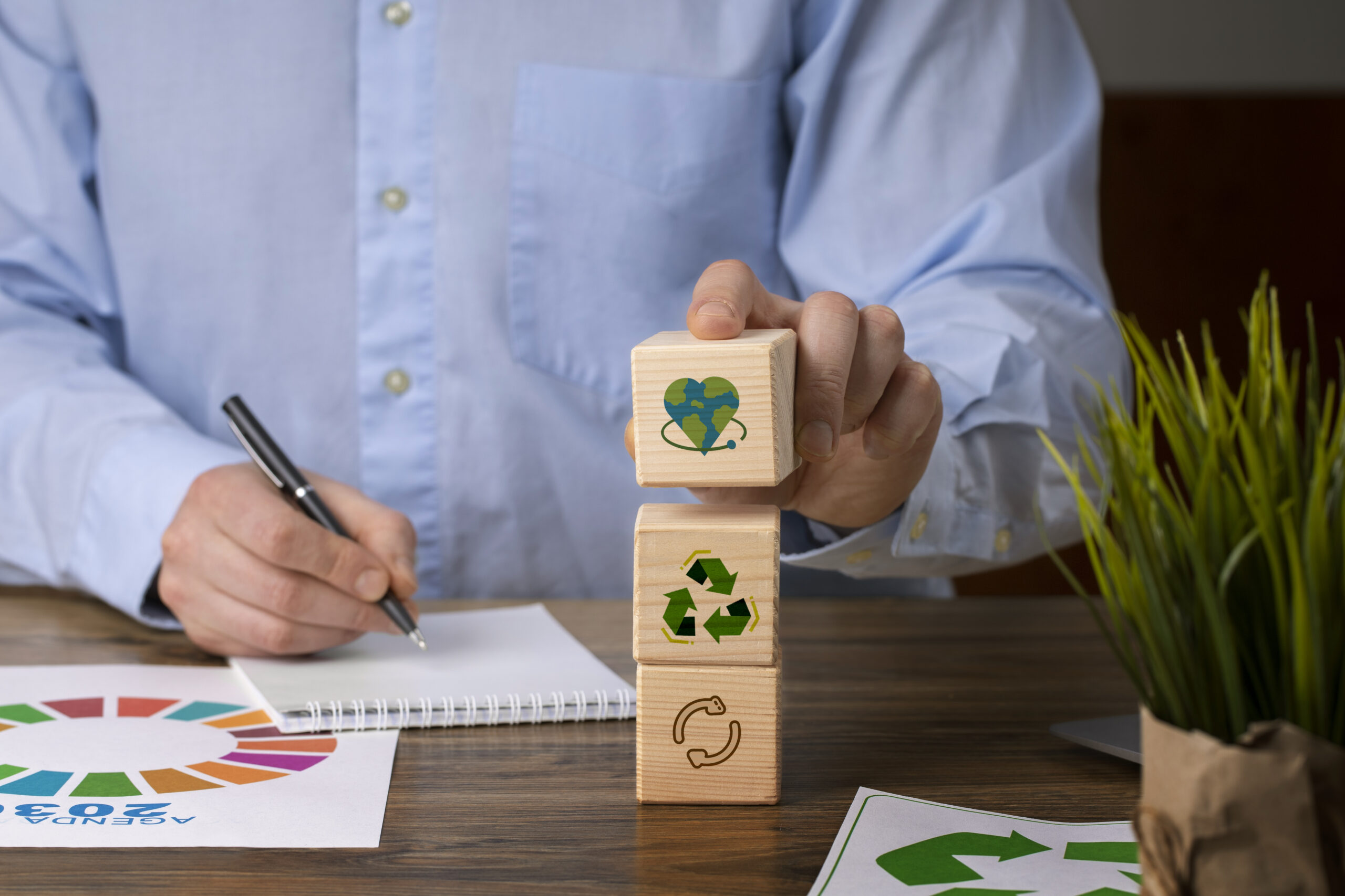 front-view-man-with-wooden-blocks A nova Lei do Licenciamento Ambiental gera cautela no mercado, com questionamentos no STF e impactos em setores como mineração, energia e infraestrutura.