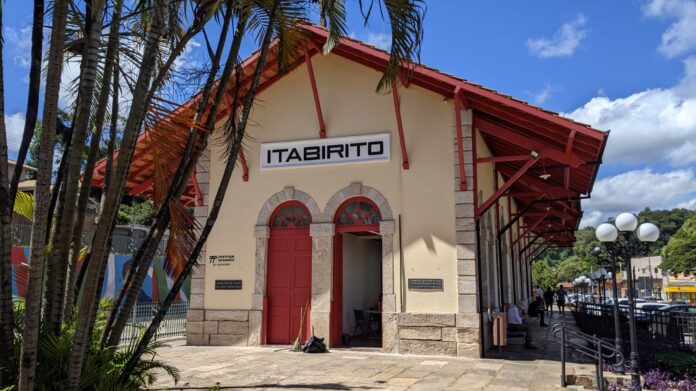 Itabirito (MG) encerra 2025 com uma queda de 20% na arrecadação da CFEM, refletindo a retração no setor mineral. Saiba mais sobre os desafios enfrentados pela cidade.
