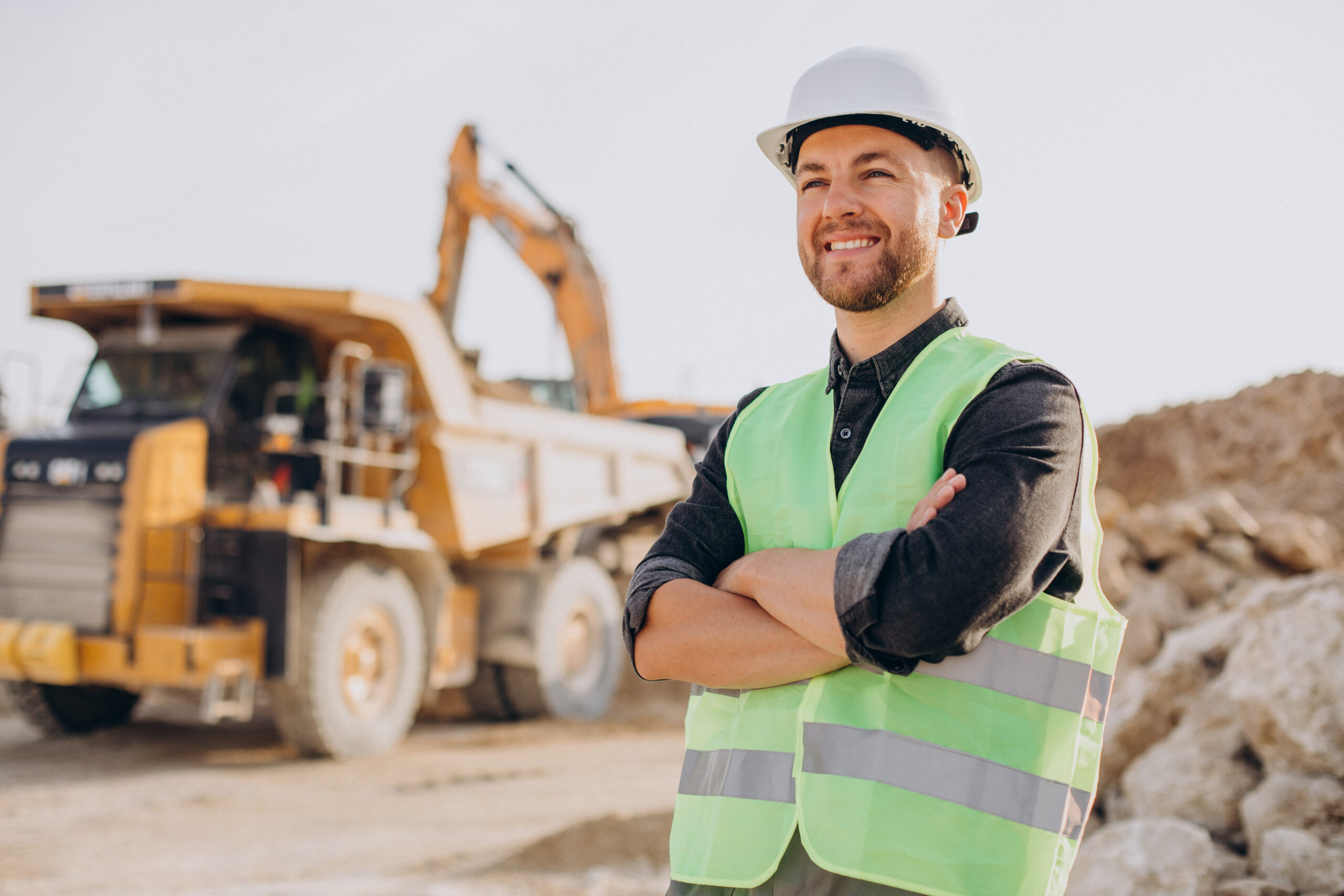 Male worker with bulldozer in sand quarry Vale oferece mais de 50 vagas de emprego em fevereiro de 2026 para diversas áreas em unidades do Pará, Minas Gerais, Espírito Santo, Maranhão, Rio de Janeiro e outras regiões. Confira as oportunidades!