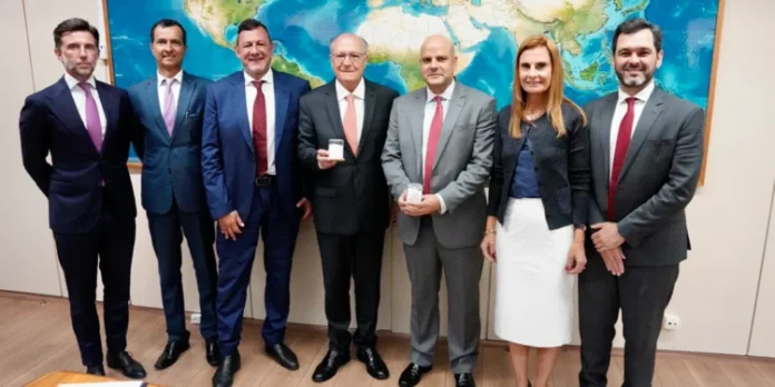 Em reunião com o Vice-Presidente Geraldo Alckmin, representantes da AMC discutem propostas e desafios para o setor de minerais críticos no Brasil, com foco em regulação e atração de investimentos.