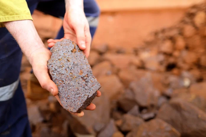 Descubra a maior jazida de minério de ferro do mundo, localizada na Austrália, com 55 bilhões de toneladas e um valor estimado de US$ 5,7 trilhões, impactando o mercado global de commodities