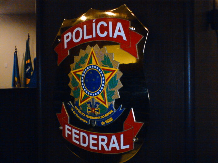 policia_federal-2014 Operação Trono de Ferro da Polícia Federal combate garimpo ilegal no Brasil e na Venezuela, desmantelando organização criminosa com movimentação financeira superior a R$ 400 milhões. Saiba mais sobre as prisões e bloqueios