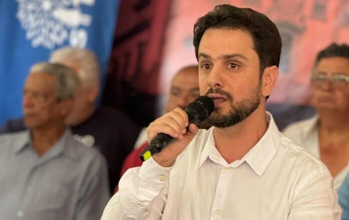 prefeito-mariana-juliano-duarte O prefeito de Mariana, Juliano Duarte, inicia a segunda fase do processo judicial contra a BHP em Londres, buscando a reparação pelos danos causados pelo rompimento da Barragem de Fundão e garantias de indenizações justas para a cidade e suas famílias