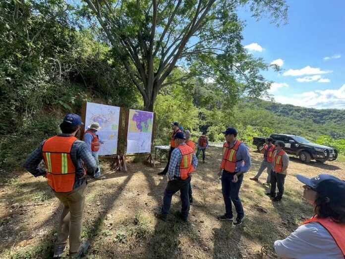 sequestro-mineradores O governo mexicano mobilizou 1.190 agentes para resgatar 10 trabalhadores de uma mineradora sequestrados em Sinaloa. A operação conta com helicópteros armados e aviões, em meio ao aumento da violência na região.