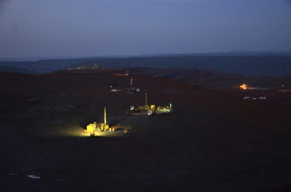 América Latina mantém liderança global na exploração mineral, impulsionada pelo ouro, avanço do cobre e recuperação das empresas juniores, mesmo diante de incertezas econômicas e queda nos investimentos globais.