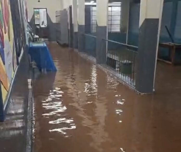 Fortes chuvas causaram danos em casas, ruas tomadas pela água e mobilização de equipes da prefeitura