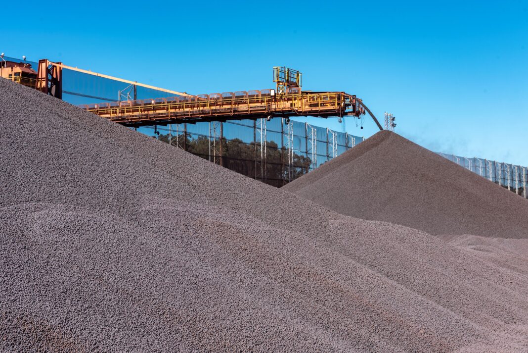 Samarco registra receita de US$ 1,9 bilhão em 2025, produção de 15,1 milhões de toneladas e anuncia investimento de R$ 13,8 bilhões para ampliar capacidade