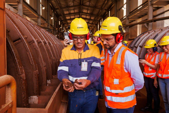 Samarco anuncia investimento de R$ 13,8 bilhões, prevê 12.900 empregos e detalha retomada total da produção durante visita do prefeito de Mariana às operações.