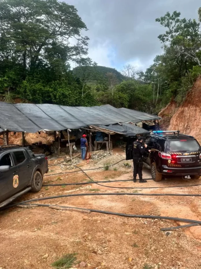 A Polícia Federal e a ANM desarticularam um garimpo ilegal em Monte do Carmo, Tocantins, resultando na prisão do responsável e na proteção do meio ambiente contra a mineração clandestina