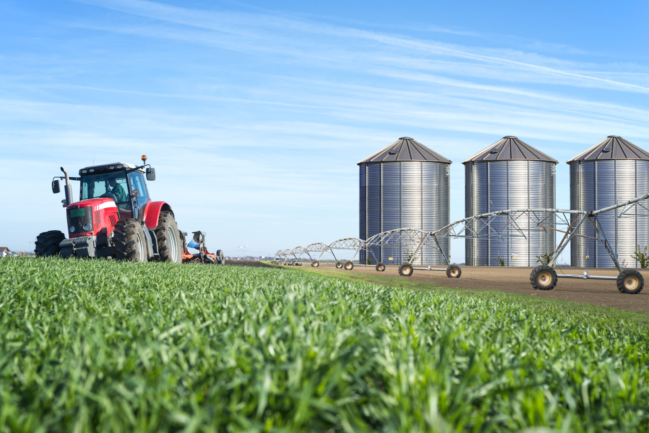 Agriculture and food production concept with tractor machine silos and irrigation system. Grupo chinês planeja investir R$ 2 bilhões em fábrica de máquinas agrícolas em Patos de Minas, com previsão de 250 empregos e início das obras ainda em 2026