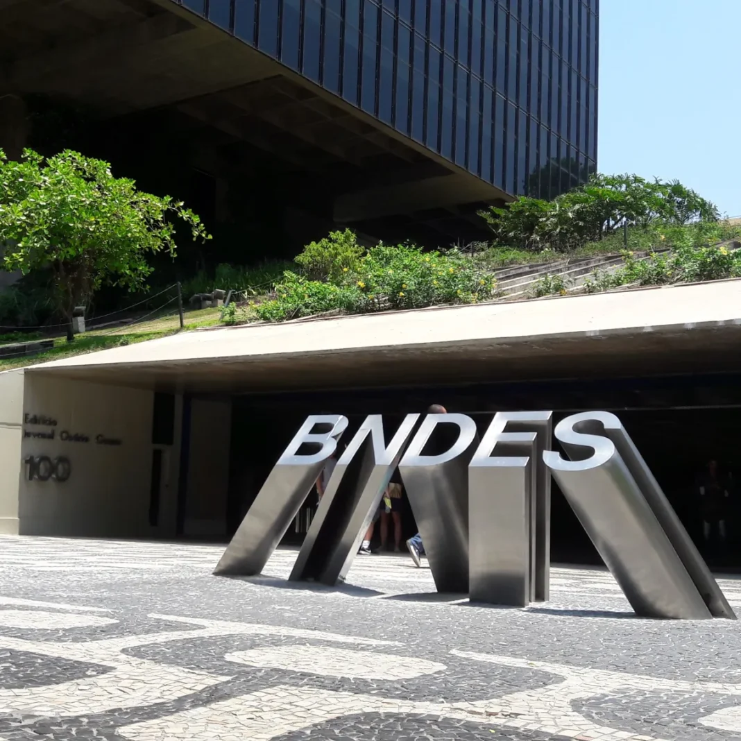 BNDES sinaliza financiamento de R$ 1 bilhão para projeto de níquel no Pará, fortalecendo mineração sustentável e avanço na transição energética.