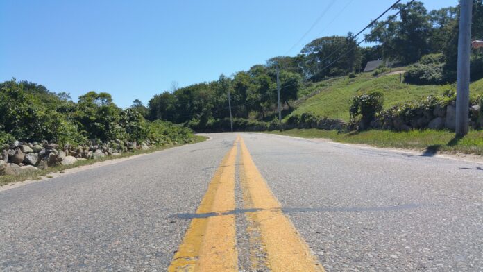 country-road Prefeitos das regiões do Médio Piracicaba e Médio Espinhaço se unem para pressionar pelo asfaltamento da LMG-790, rodovia estratégica que conecta Santa Maria de Itabira e Nova Era, impulsionando o desenvolvimento econômico e regional