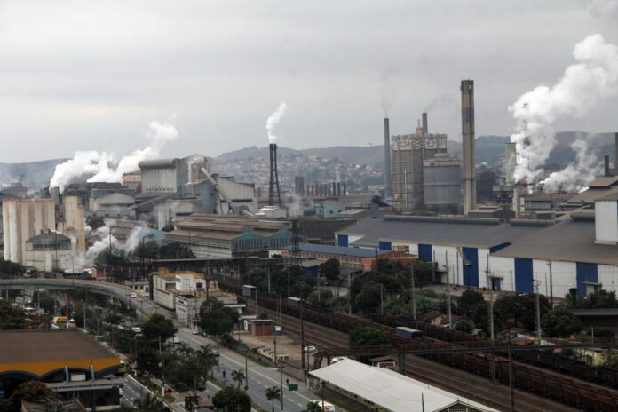 Ações da CSN (CSNA3) caem após balanço do quarto trimestre mostrar prejuízo de R$ 721,2 milhões, aumento de 748% em relação ao mesmo período do ano anterior.