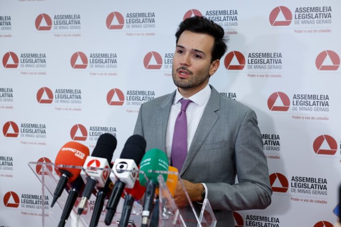 deputado estadual Tadeu Leite Tadeu Leite é eleito com 69 votos pela Assembleia de Minas para o Tribunal de Contas do Estado e ainda pode definir quando assumirá o cargo.