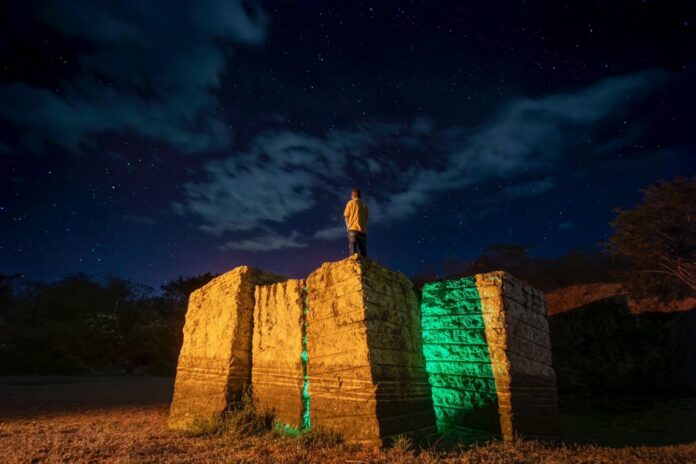 Exposição e espetáculo em Araçuaí discutem impactos da mineração no Vale do Jequitinhonha, região que concentra 85% das reservas de lítio do Brasil.