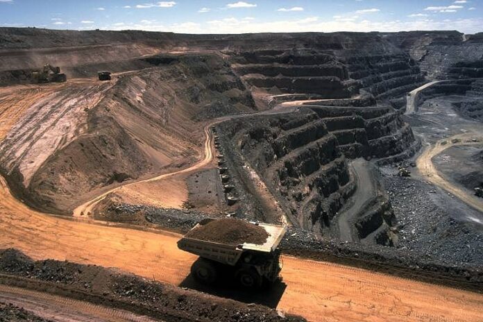 Falhas em estruturas da Vale e CSN em Minas Gerais levam à audiência pública e levantam debate sobre segurança, impactos ambientais e transparência na mineração.