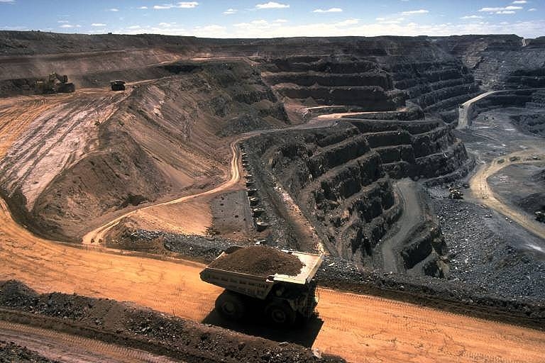 Falhas em estruturas da Vale e CSN em Minas Gerais levam à audiência pública e levantam debate sobre segurança, impactos ambientais e transparência na mineração.