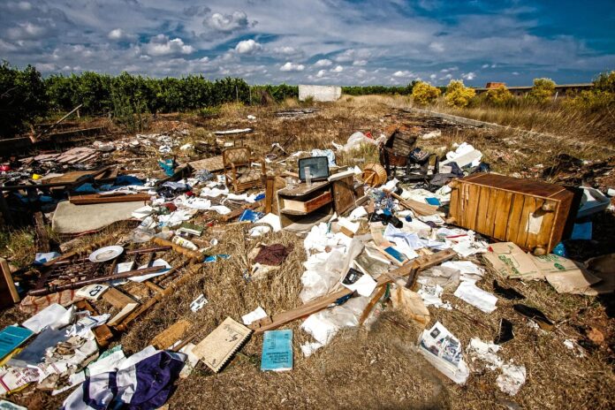 gerardogomez-trash-1731503_1280 Porto Alegre aprova lei que garante 20% da multa a moradores que denunciarem descarte irregular de lixo. Medida ainda depende de sanção do prefeito.