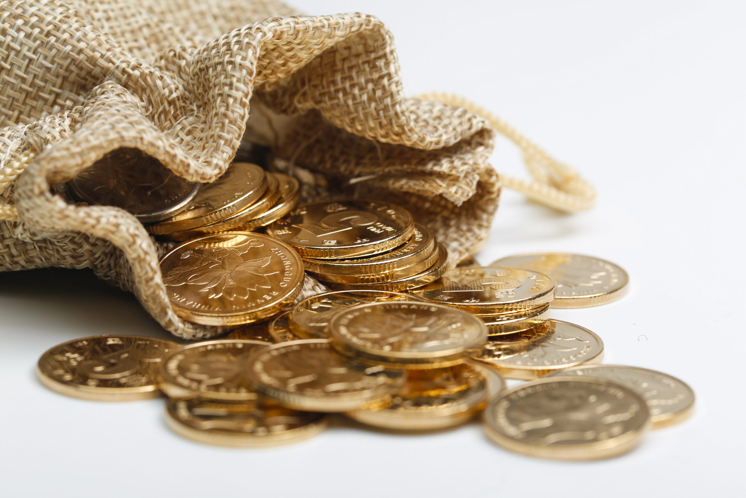 Golden RMB coins In cloth bag Descoberta de jazida com mais de 1.100 toneladas de ouro na China pode se tornar uma das maiores reservas já identificadas no mundo