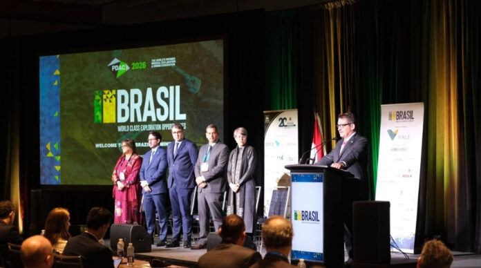 Brasil apresenta 35 projetos de mineração com potencial de US$ 5,5 bilhões a investidores internacionais durante o Brazilian Mining Day no PDAC 2026, em Toronto.