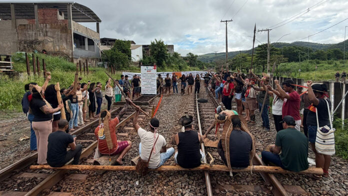 Trem de passageiros da Vale segue suspenso por cinco dias após bloqueio indígena em Resplendor, com viagens canceladas até quarta-feira e impacto aos usuários