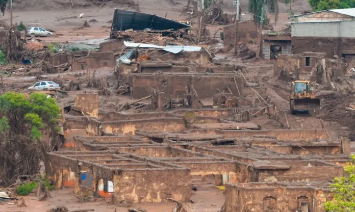 Três instituições avançam na seleção para administrar indenizações aos atingidos pelo rompimento da barragem em Mariana; trabalhos devem começar em 2026.