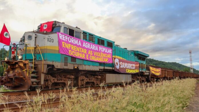mst-trem-vale-samarco Trem da Estrada de Ferro Vitória a Minas retoma viagens após dois dias de paralisação causada por protesto do MST em Tumiritinga