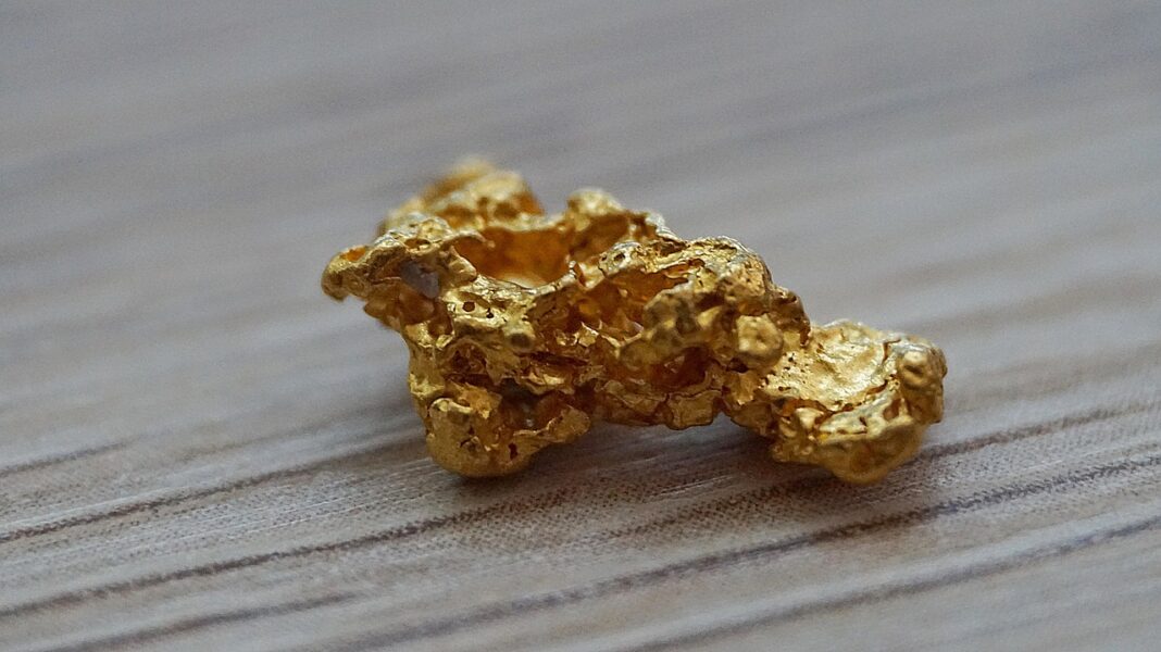 Ouro supera US$ 5.400 a onça-troy e fecha em alta após escalada de tensão no Oriente Médio; prata reverte ganhos e encerra em queda