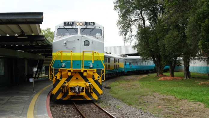 trem-de-passageiros-da-vale-na-estrada-de-ferro-vitoria-a-minas-3126001-article Trem de passageiros da Vale na Estrada de Ferro permanece parado pelo terceiro dia após bloqueio indígena em Minas Gerais, afetando viagens e gerando transtornos aos usuários