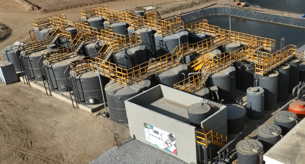 Projeto em Currais Novos reutiliza 90% da água na mineração ao transformar esgoto tratado em recurso industrial, preservando mananciais e melhorando o saneamento.