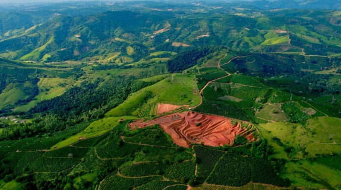 Poços de Caldas entra na AMIG Brasil e se fortalece como polo de terras raras, com projetos que podem chegar a US$ 400 milhões.
