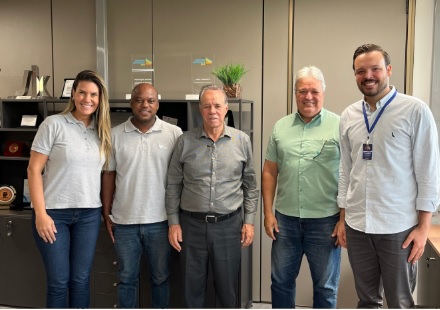 Vale, prefeito Nozinho e secretário Gabriel Quintão discutem emprego e qualificação em São Gonçalo do Rio Abaixo com foco no desenvolvimento local.