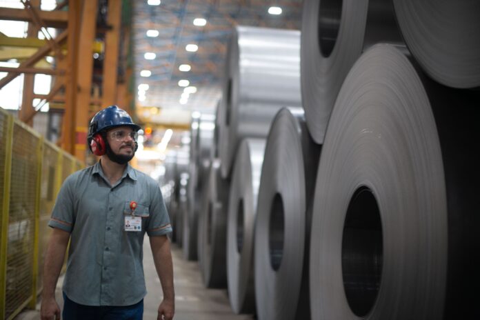ArcelorMittal celebra o Dia Nacional do Aço com foco em inovação, aço inteligente e liderança de 42% da produção no Brasil, além de iniciativas sustentáveis