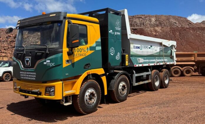 Cedro Mineração inicia testes com caminhão 100% elétrico em Minas Gerais e avança na redução de emissões de CO2, reforçando compromisso com sustentabilidade.