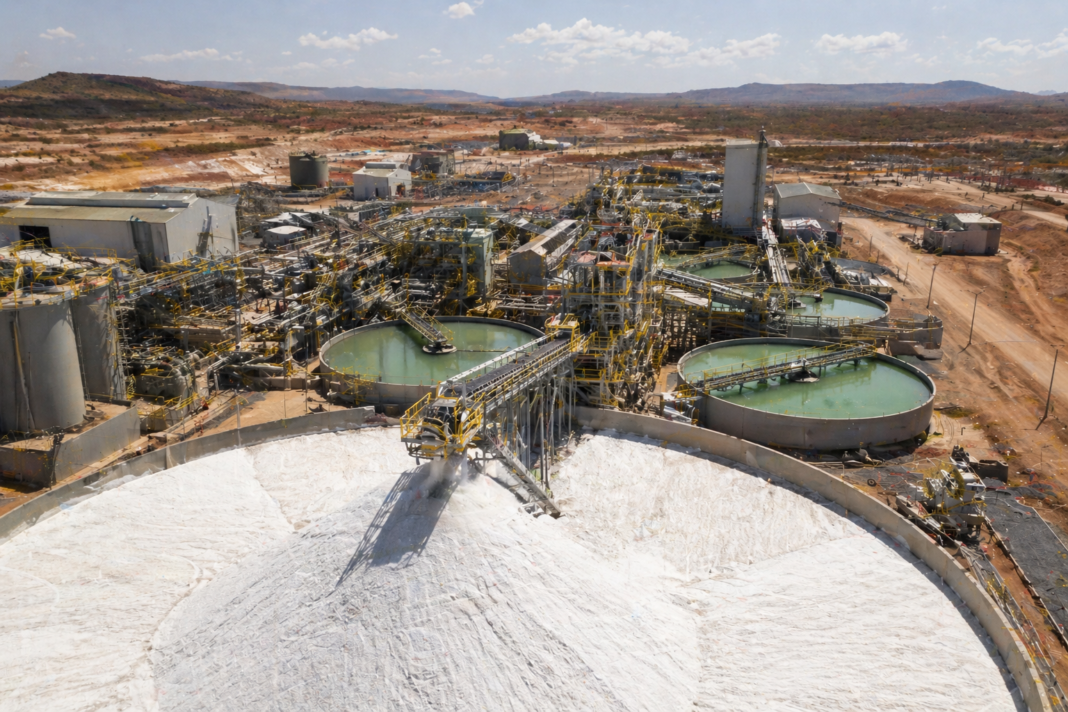 Projeto Neves da Atlas Lithium em Minas Gerais avança para produção com capacidade de 146 mil toneladas anuais de lítio e potencial bilionário no setor mineral.