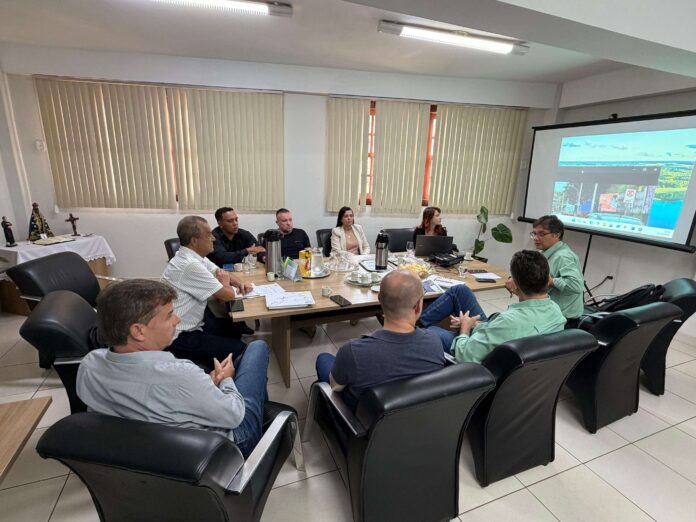 Prefeito de Barão de Cocais propõe uso da ferrovia para transporte de minério e redução de caminhões, buscando melhorar o trânsito e diminuir impactos urbanos.