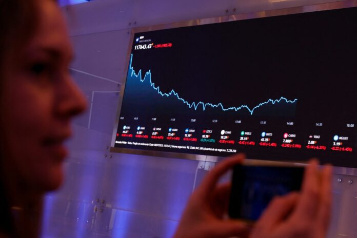 Vale recuou 1,3% com a queda do minério de ferro, enquanto investidores reduziram posições diante da tensão externa e da expectativa pelas decisões de juros no Brasil e nos EUA