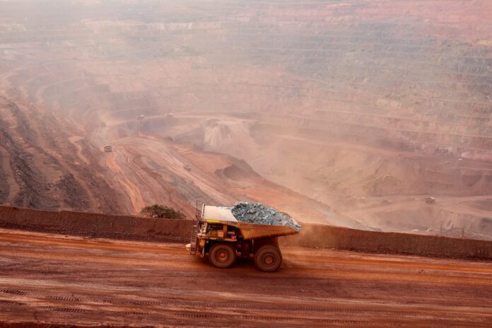 Executivo da Vale afirma que conflito no Irã não alterou o equilíbrio global de oferta e demanda, com produção de aço estável em mercados-chave como Oriente Médio e China, sustentando perspectiva neutra para preços da commodity