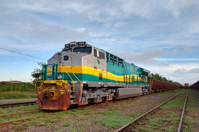 xr:d:DAFq3KeyHbE:196,j:7439229762371791261,t:23111313 Vale negocia investir cerca de R$ 7 bilhões na renovação de ferrovias estratégicas e pode participar de projetos como a FICO para ampliar a logística no Brasil.