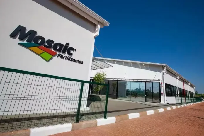 Alta do enxofre leva Mosaic a hibernar minas em Minas Gerais, reduzir produção em 1 milhão de toneladas e avaliar venda de ativos estratégicos no Brasil.