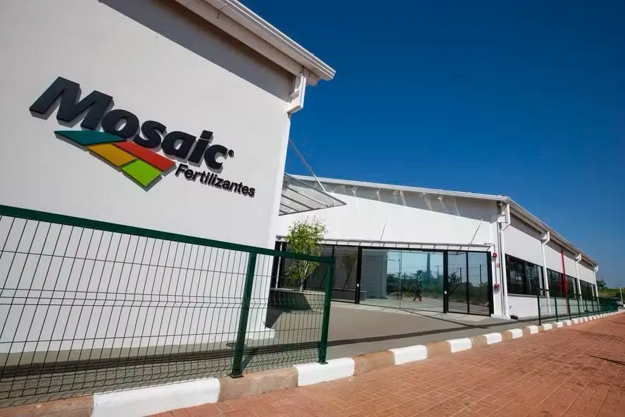 Alta do enxofre leva Mosaic a hibernar minas em Minas Gerais, reduzir produção em 1 milhão de toneladas e avaliar venda de ativos estratégicos no Brasil.