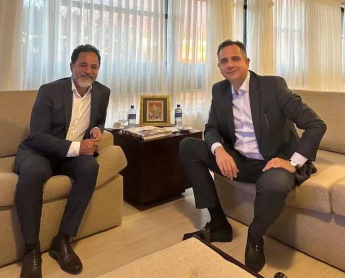 Rodrigo Pacheco convida prefeito de Itabira para ajudar a elaborar plano de governo visando eleições de 2026 em Minas Gerais