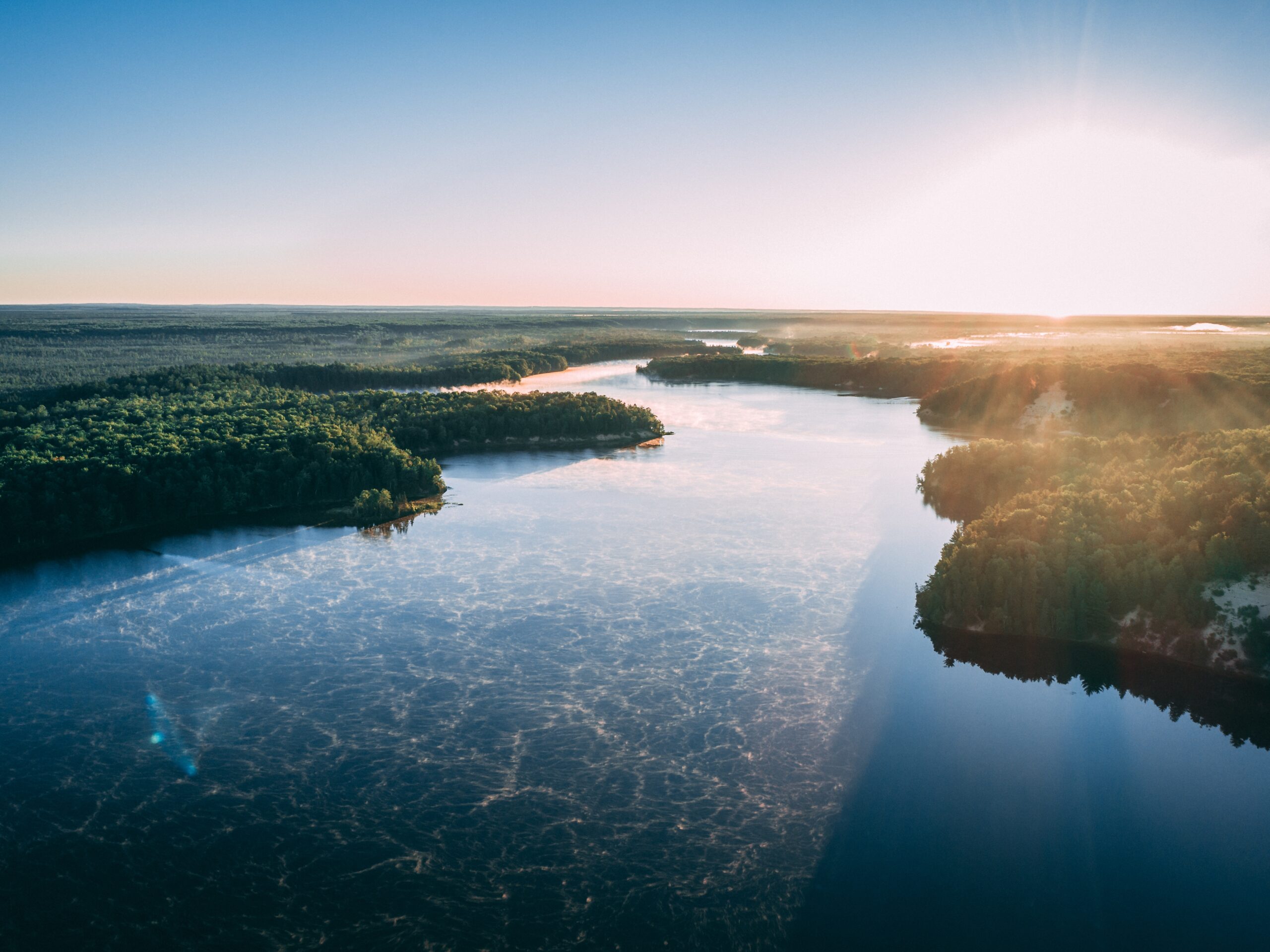 MPF recomendou a anulação das licenças da Alcoa após dragagem de até 7 milhões de m³ no Rio Amazonas, apontando falhas no licenciamento e possíveis impactos ambientais graves