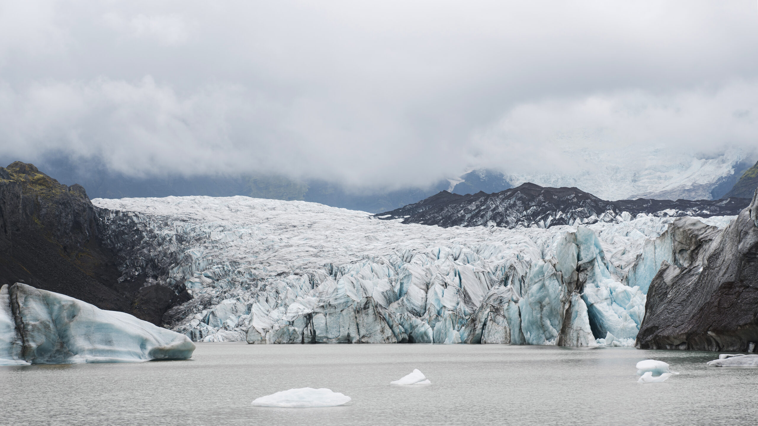 Argentina aprova reforma que libera mineração em áreas glaciais com 137 votos, gerando críticas sobre riscos ambientais e impacto nos recursos hídricos