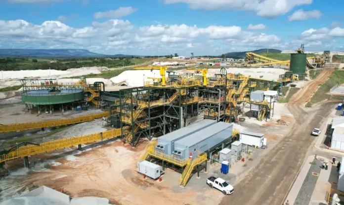 Sigma garante acesso a R$ 487 milhões em financiamento do BNDES para expandir produção de lítio em Minas Gerais, reacendendo debates sobre impactos ambientais e econômicos na região